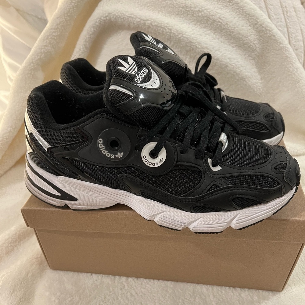 Adidas Orgininals Astir in Black/White